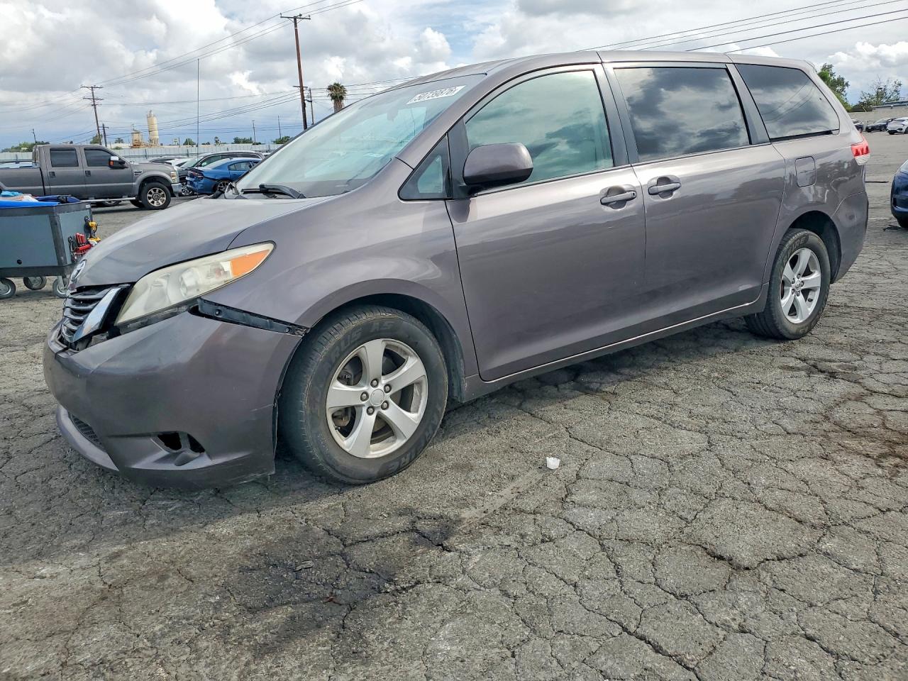 Salvage Toyota Sienna Image