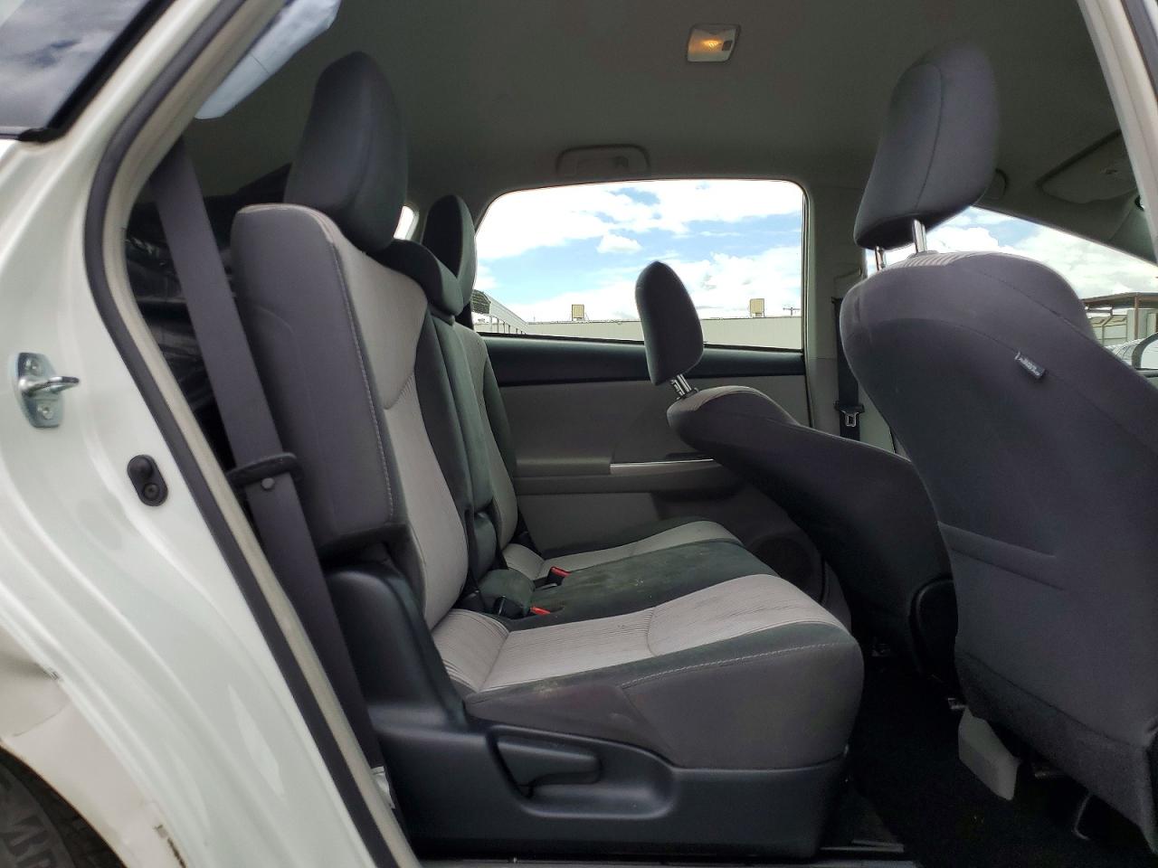 Toyota Prius v Three