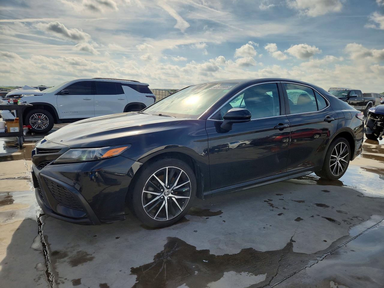 Salvage Toyota Camry Image