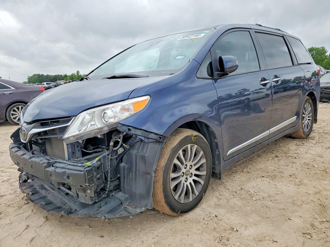 Salvage Toyota Sienna Image