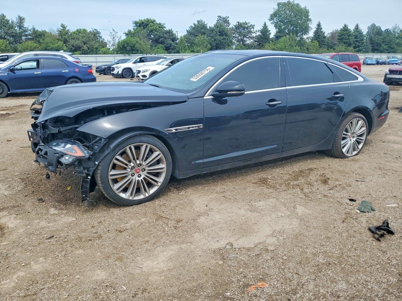 Salvage Jaguar XJ Image