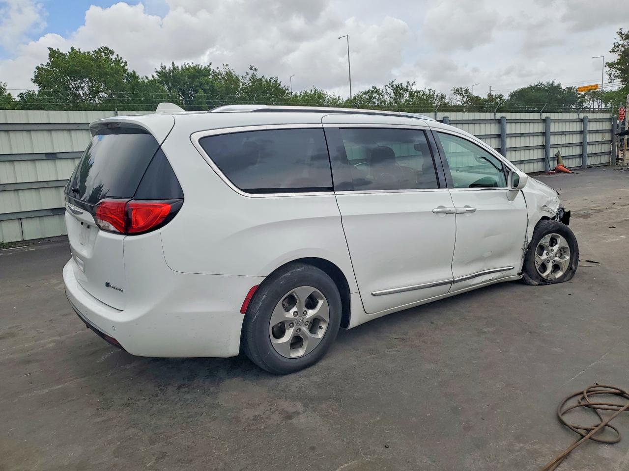 Chrysler Pacifica Hybrid Touring L