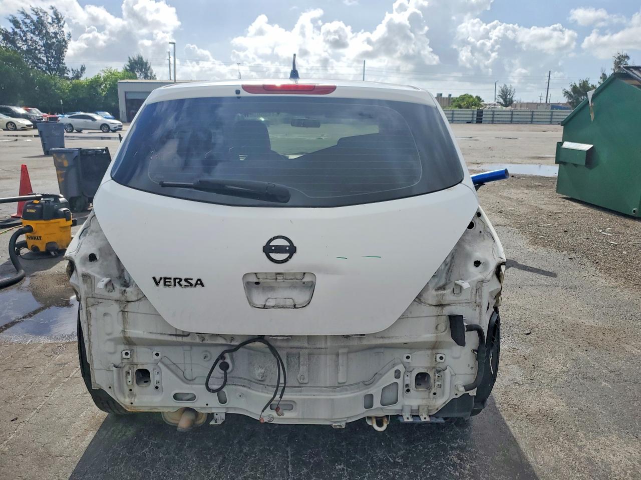 Nissan Versa 1.8 S