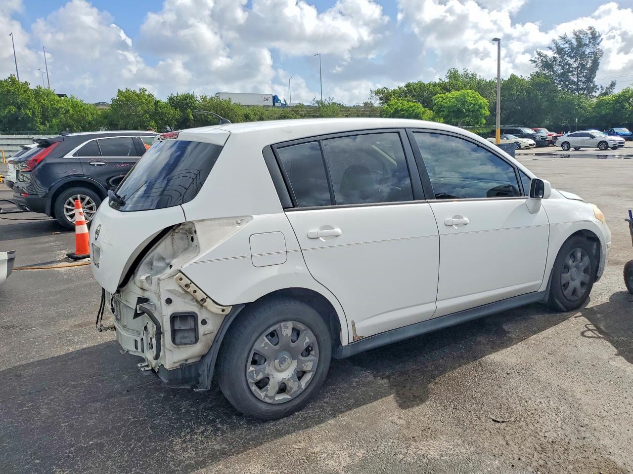 Nissan Versa 1.8 S