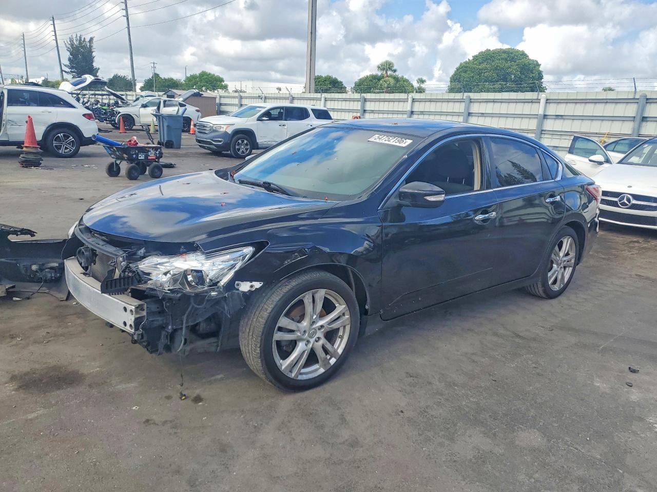 Salvage Nissan Altima Image
