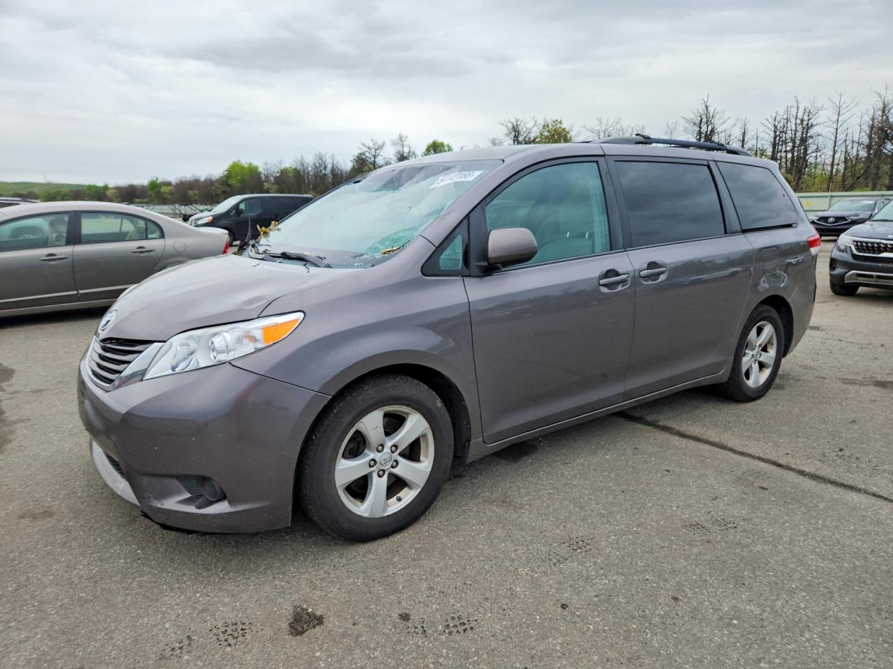 Salvage Toyota Sienna Image