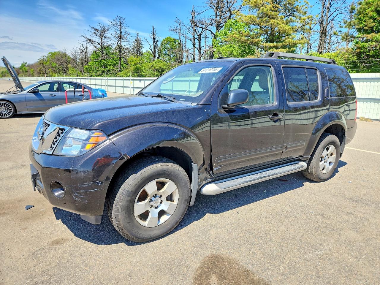 Salvage Nissan Pathfinder Image