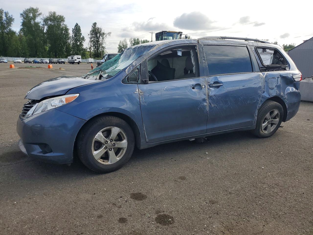 Salvage Toyota Sienna Image