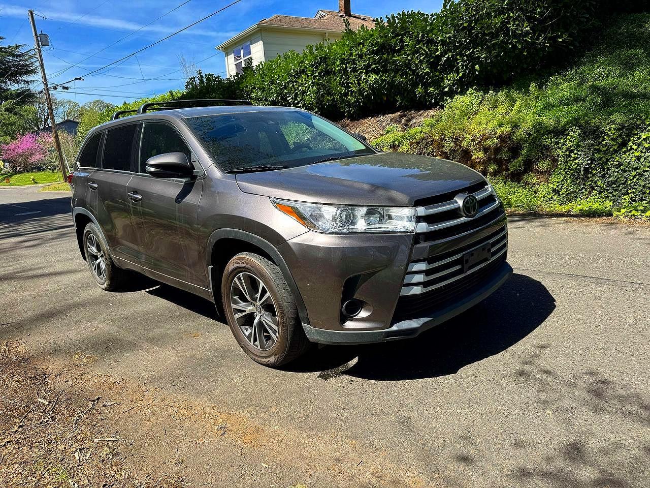 Salvage Toyota Highlander Image