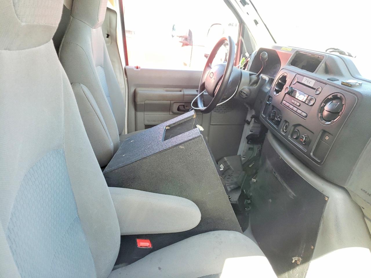 Ford Econoline E450 Super Duty Cutaway Van
