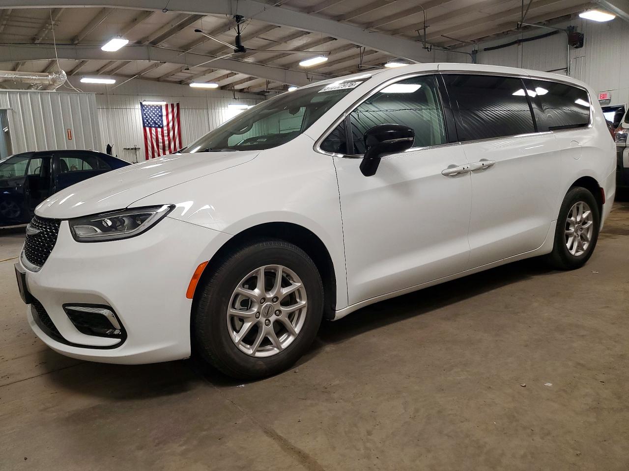 Salvage Chrysler Pacifica Image