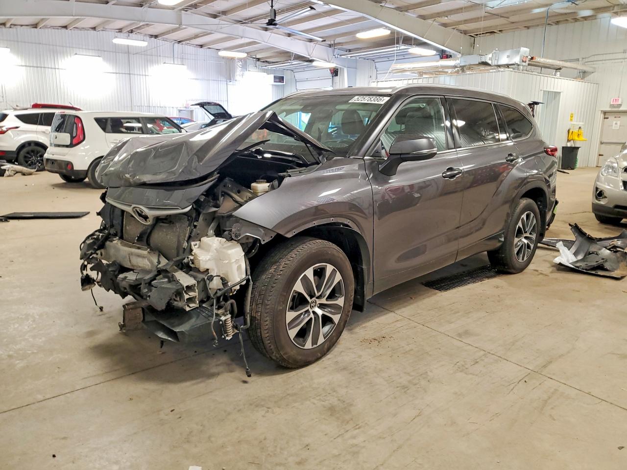 Salvage Toyota Highlander Image