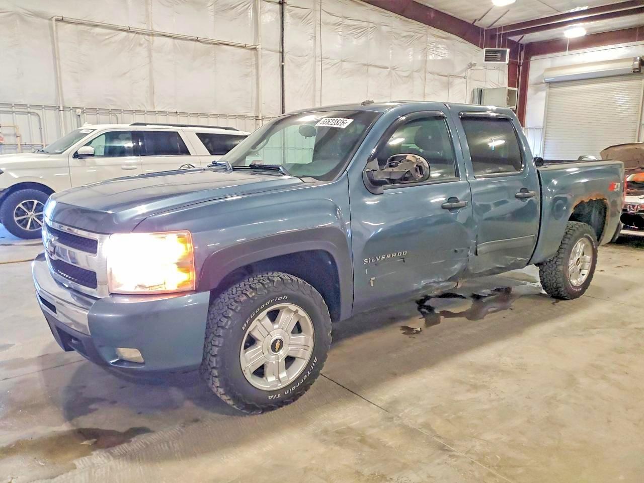 Salvage Chevrolet Silverado Image