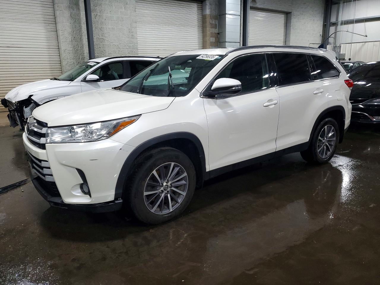 Salvage Toyota Highlander Image