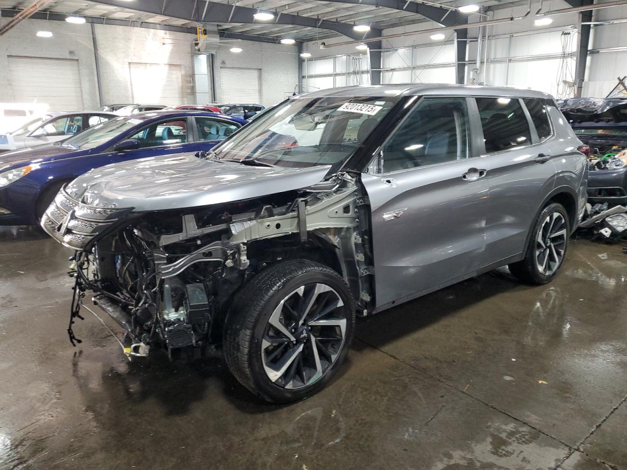 Salvage Mitsubishi Outlander Image