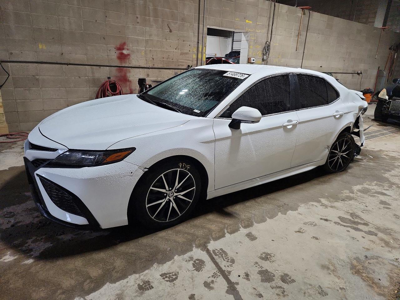 Salvage Toyota Camry Image