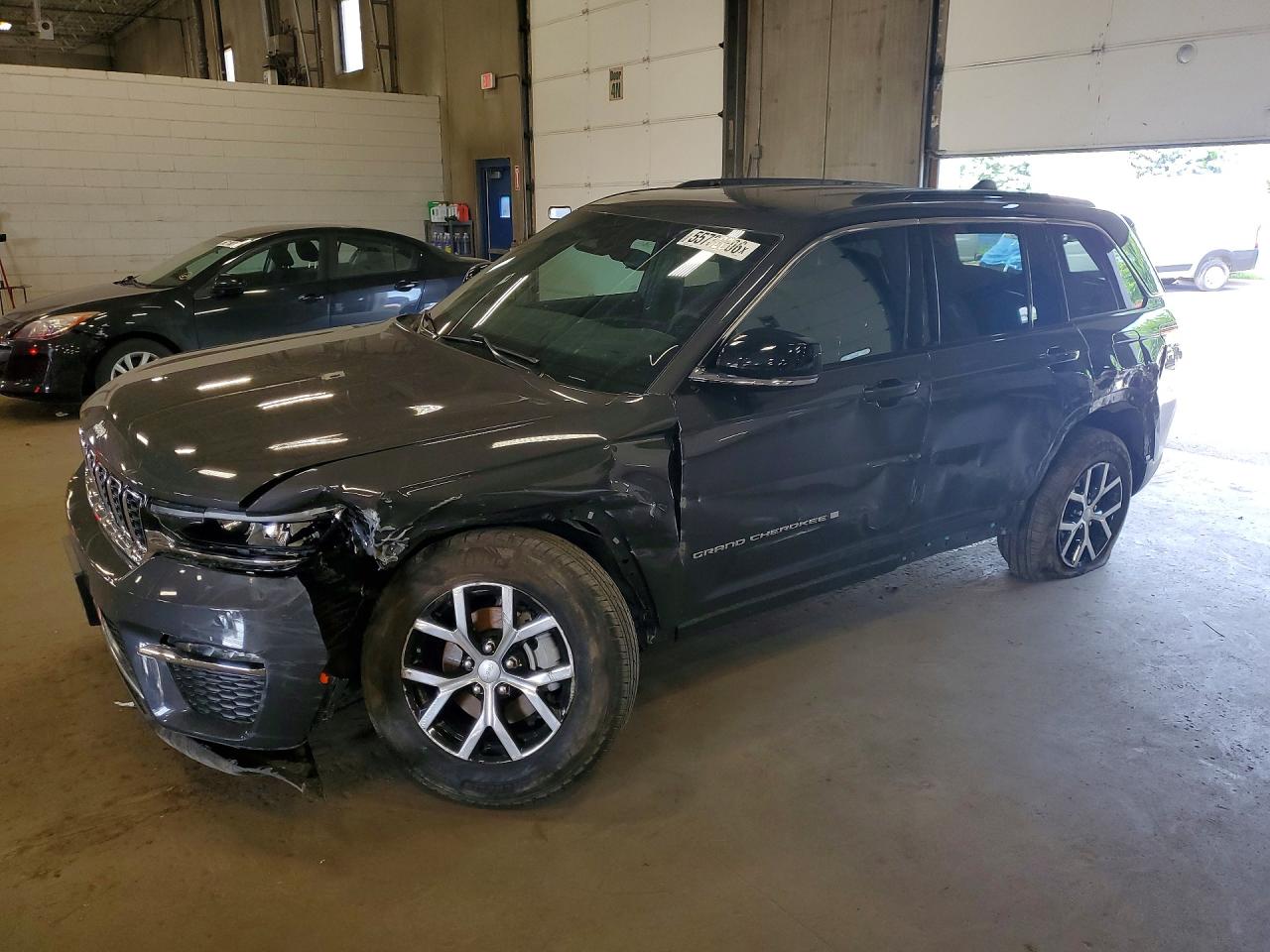 Salvage Jeep Cherokee Image