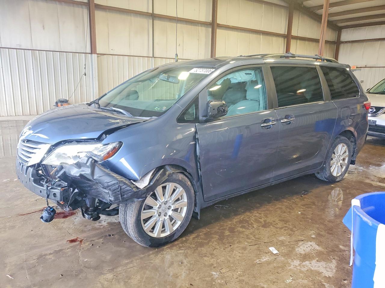 Salvage Toyota Sienna Image