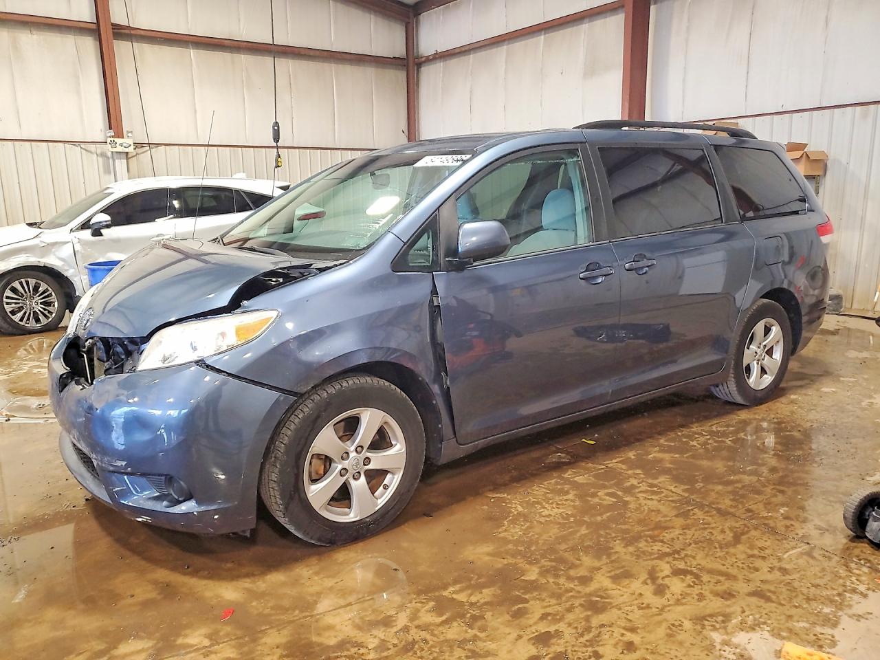 Salvage Toyota Sienna Image