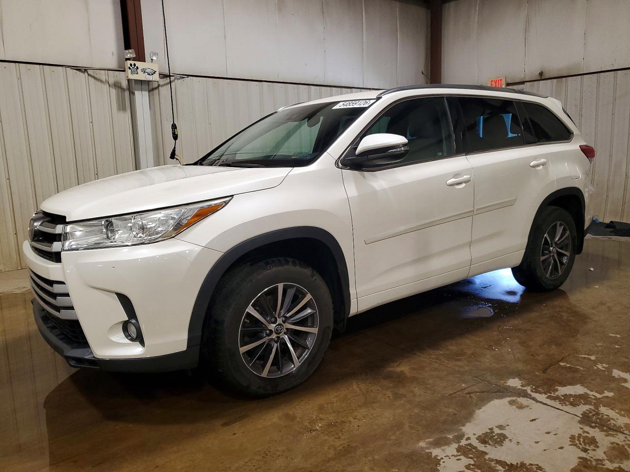 Salvage Toyota Highlander Image