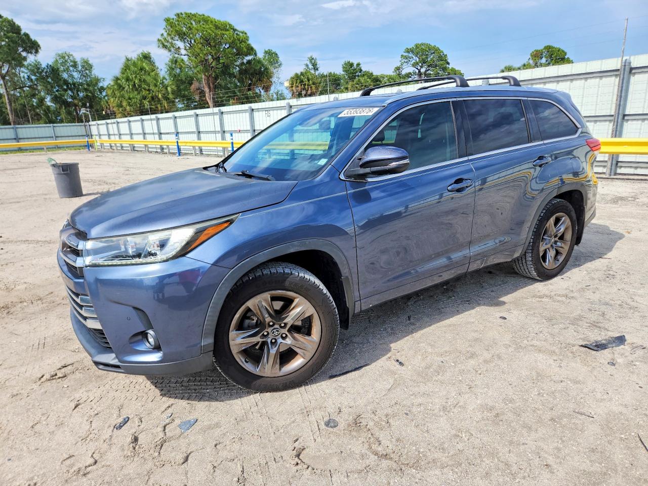 Salvage Toyota Highlander Image