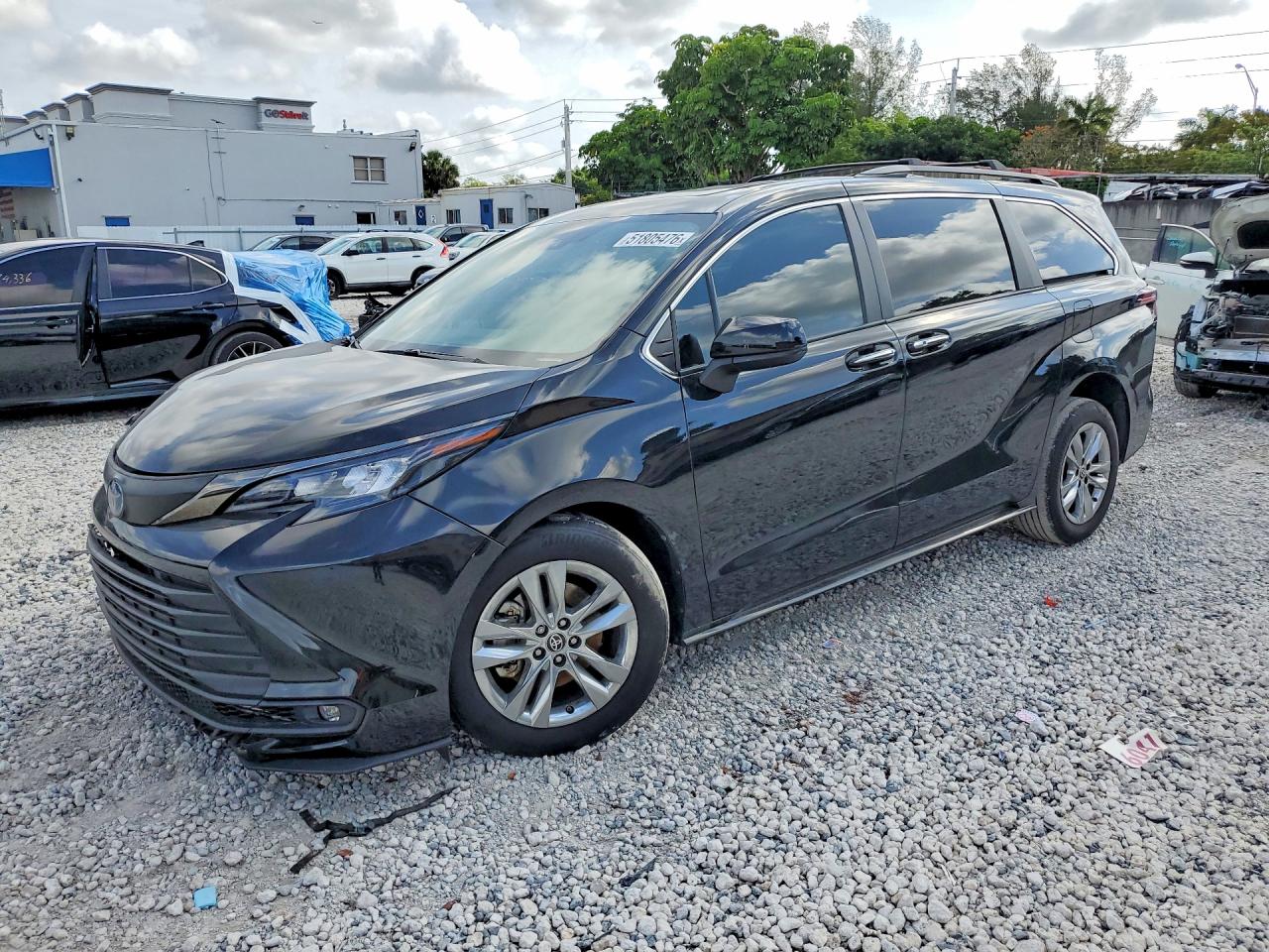 Salvage Toyota Sienna Image