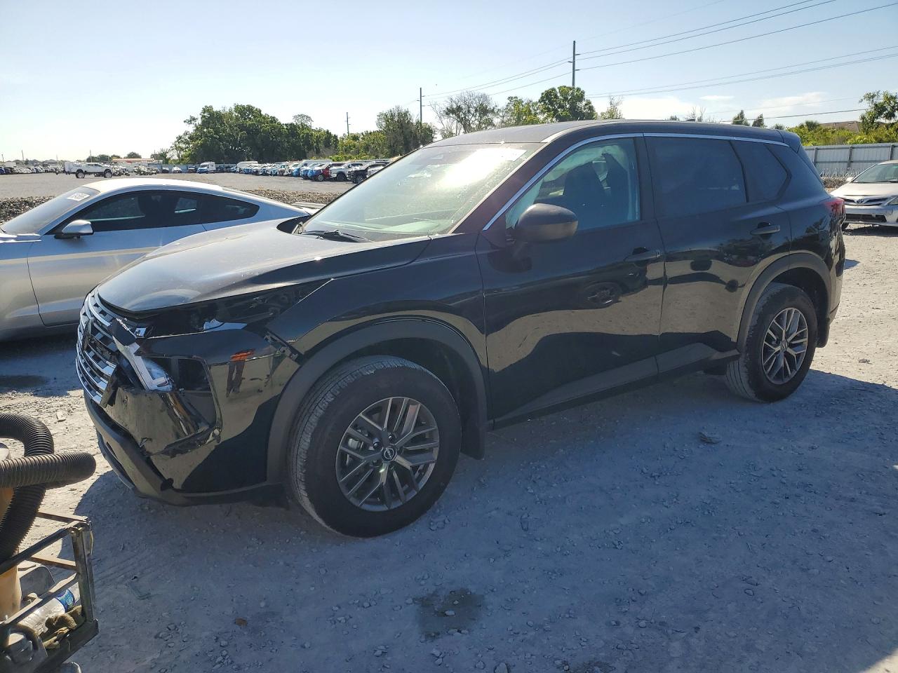 Salvage Nissan Rogue Image