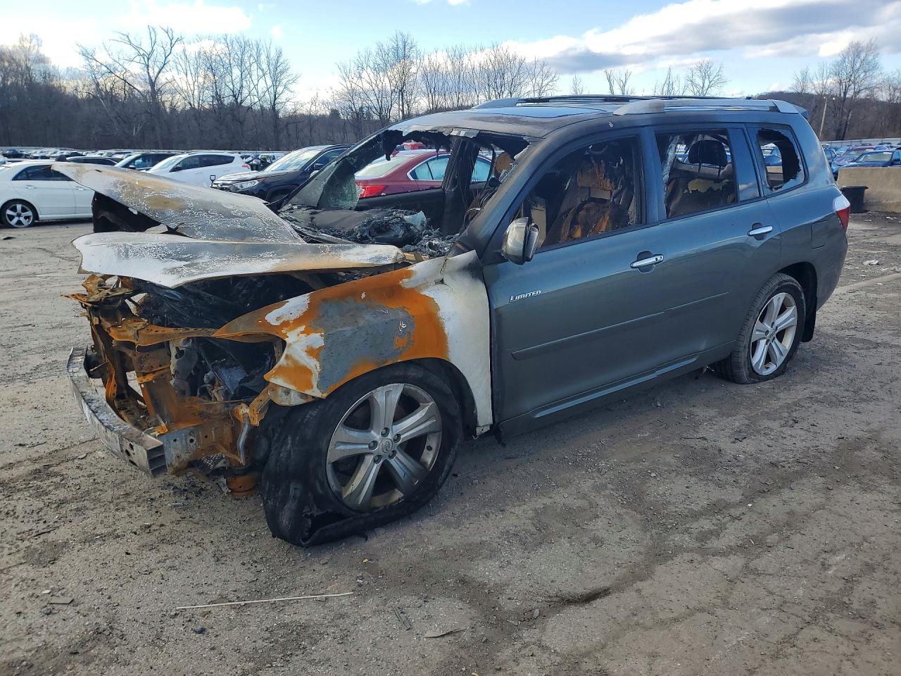 Salvage Toyota Highlander Image