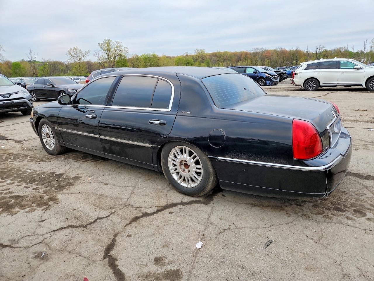 Lincoln Towncar Signature Long Wheelbase