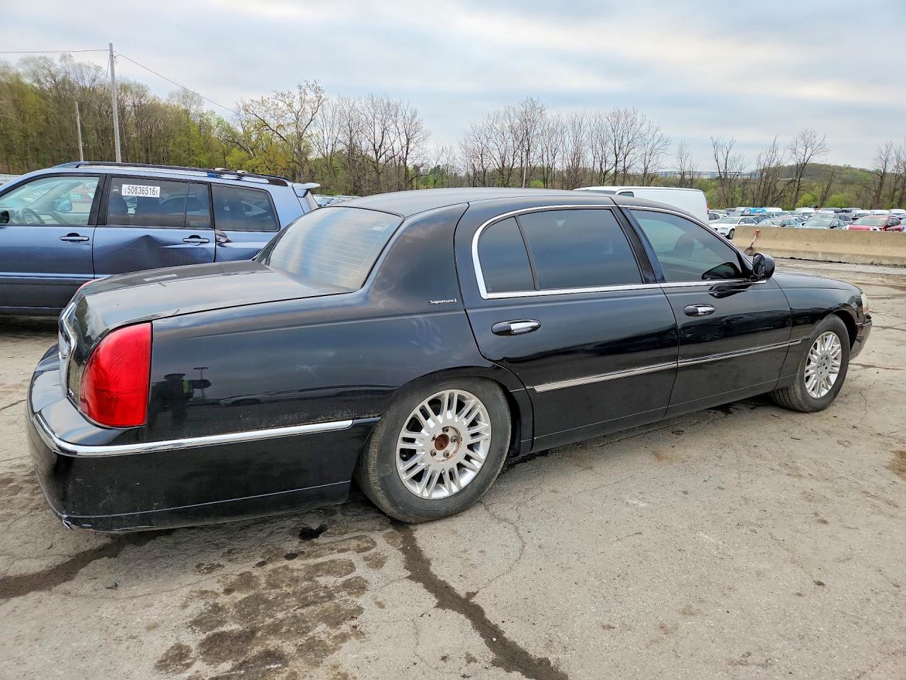 Lincoln Towncar Signature Long Wheelbase