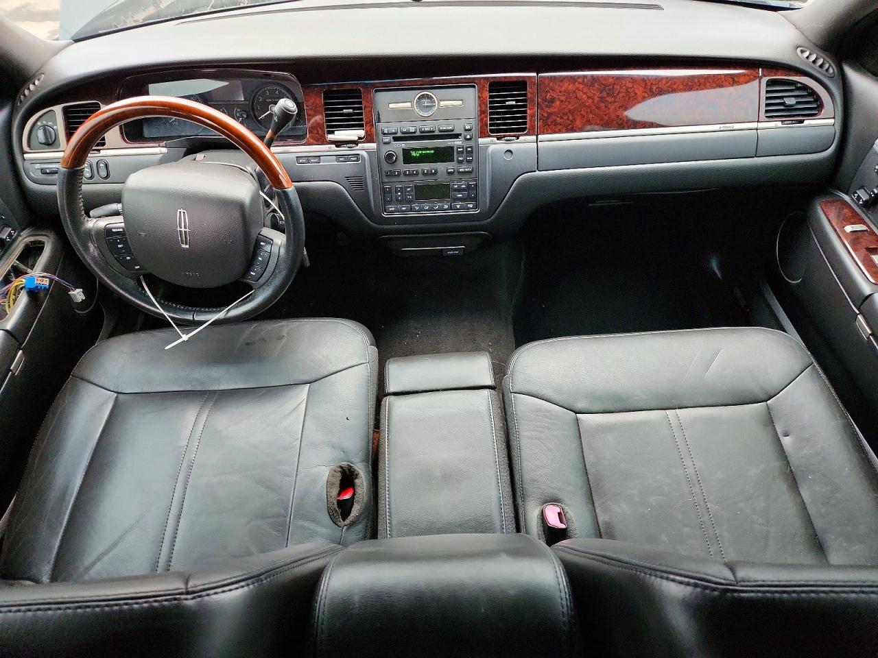 Lincoln Towncar Signature Long Wheelbase