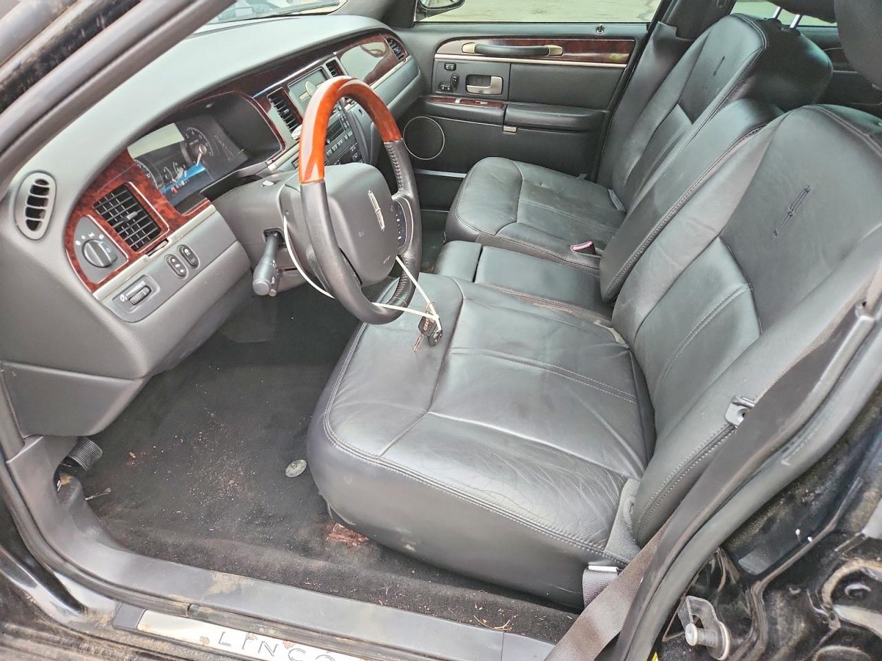 Lincoln Towncar Signature Long Wheelbase