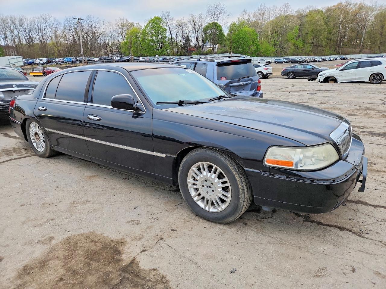 Lincoln Towncar Signature Long Wheelbase