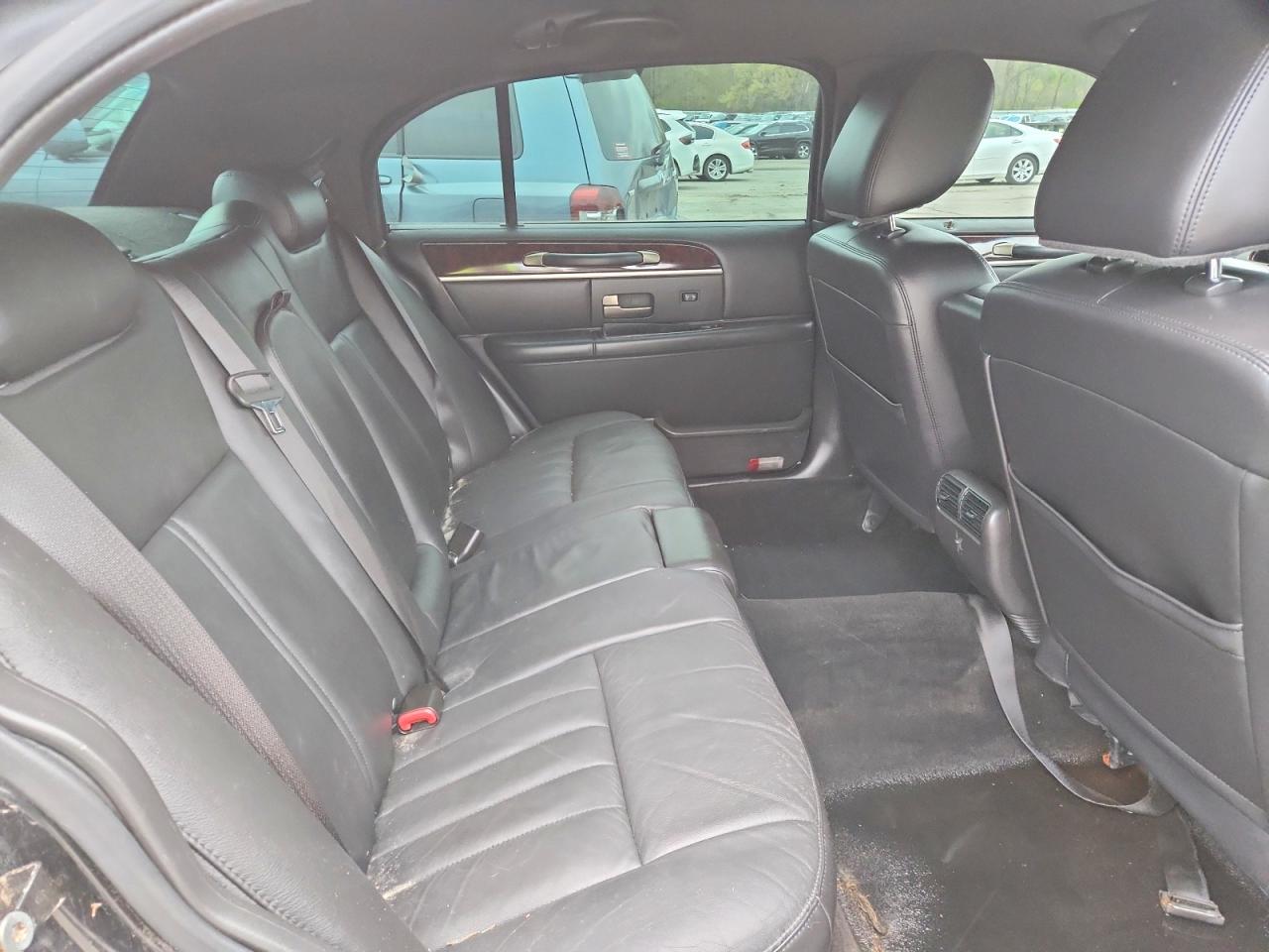 Lincoln Towncar Signature Long Wheelbase