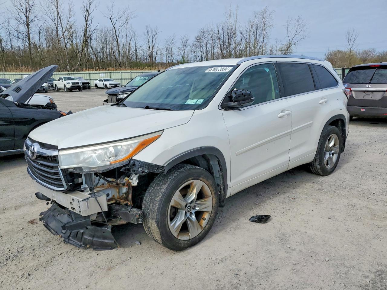 Salvage Toyota Highlander Image