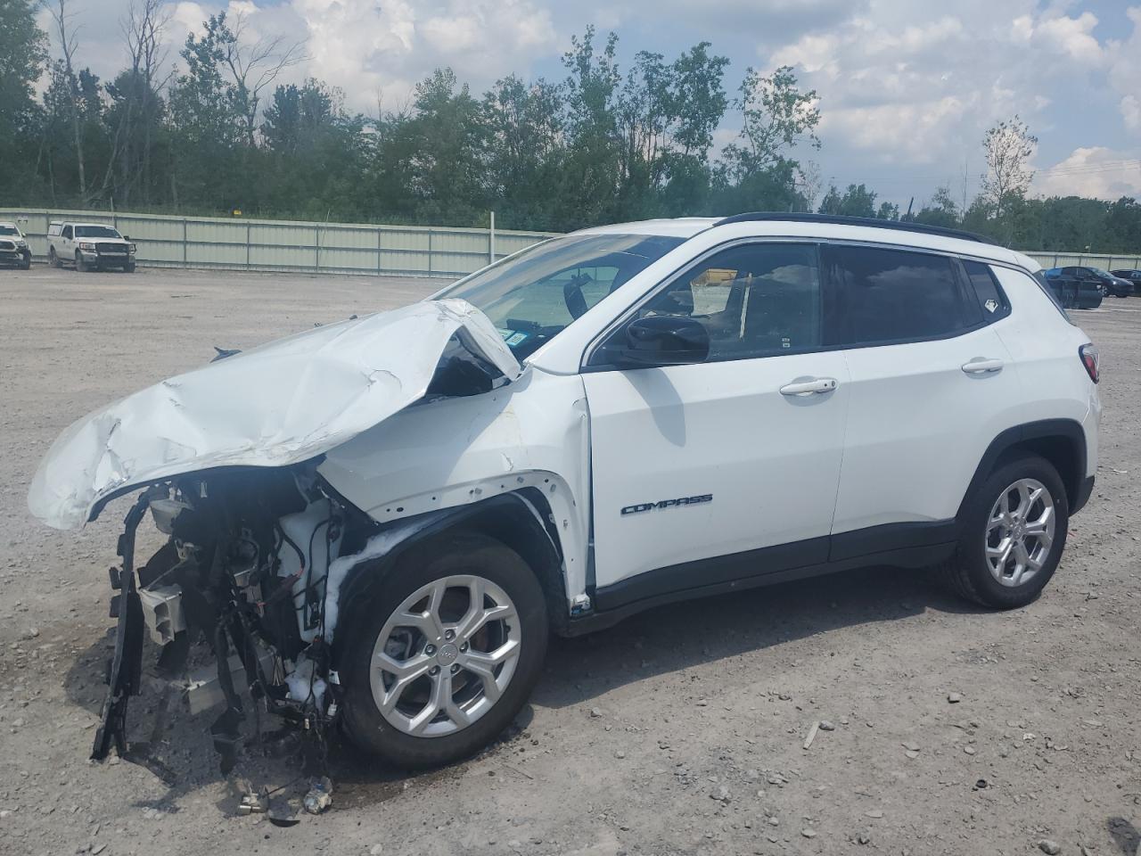 Salvage Jeep Compass Image