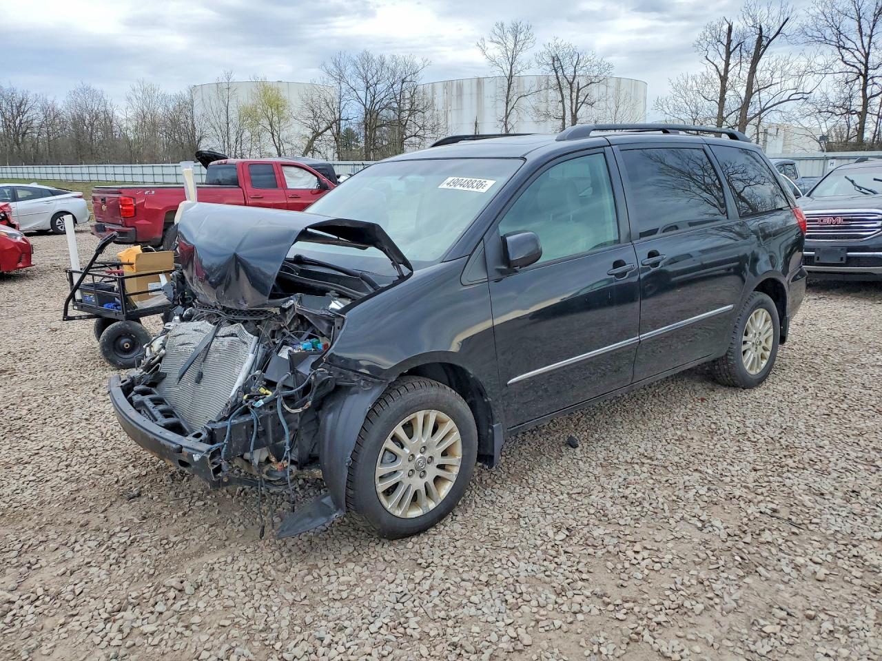 Salvage Toyota Sienna Image