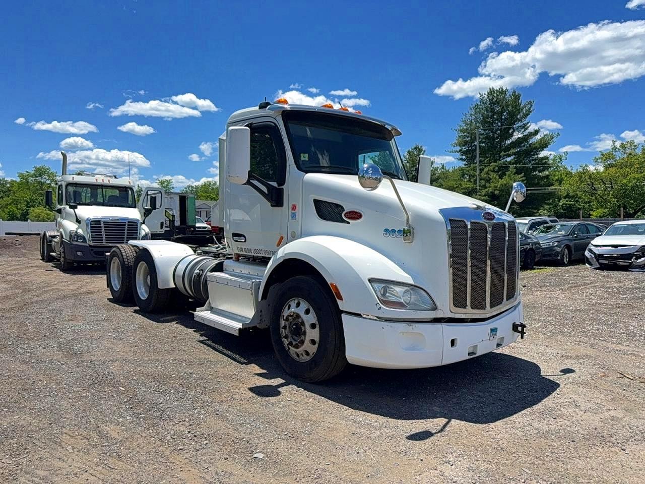 Salvage Peterbilt 579 Image