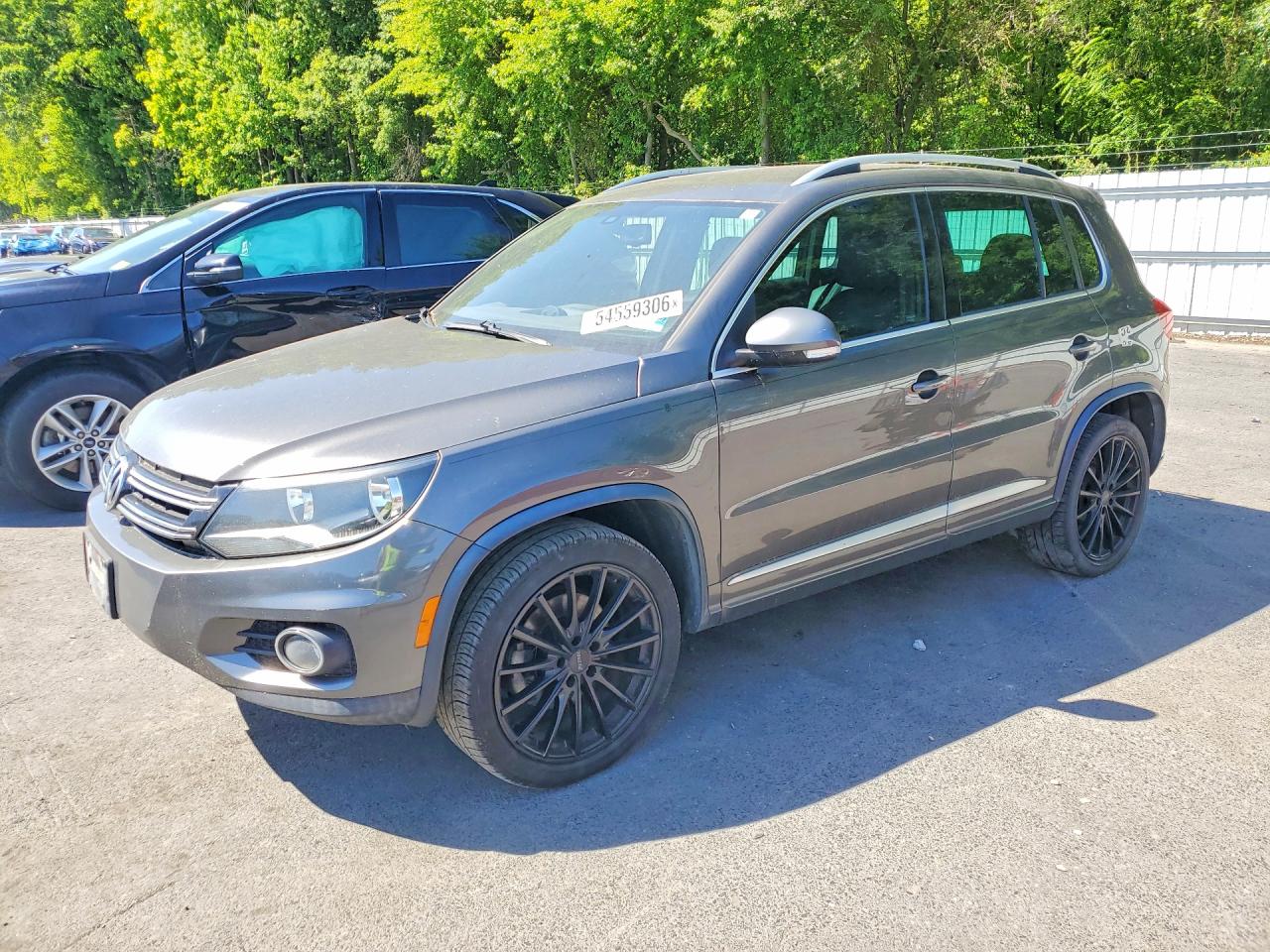 Salvage Volkswagen Tiguan Image