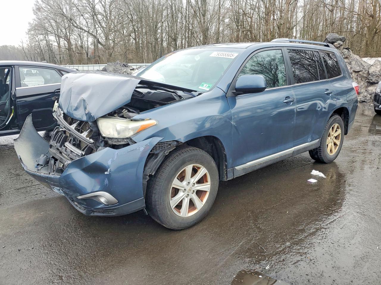 Salvage Toyota Highlander Image