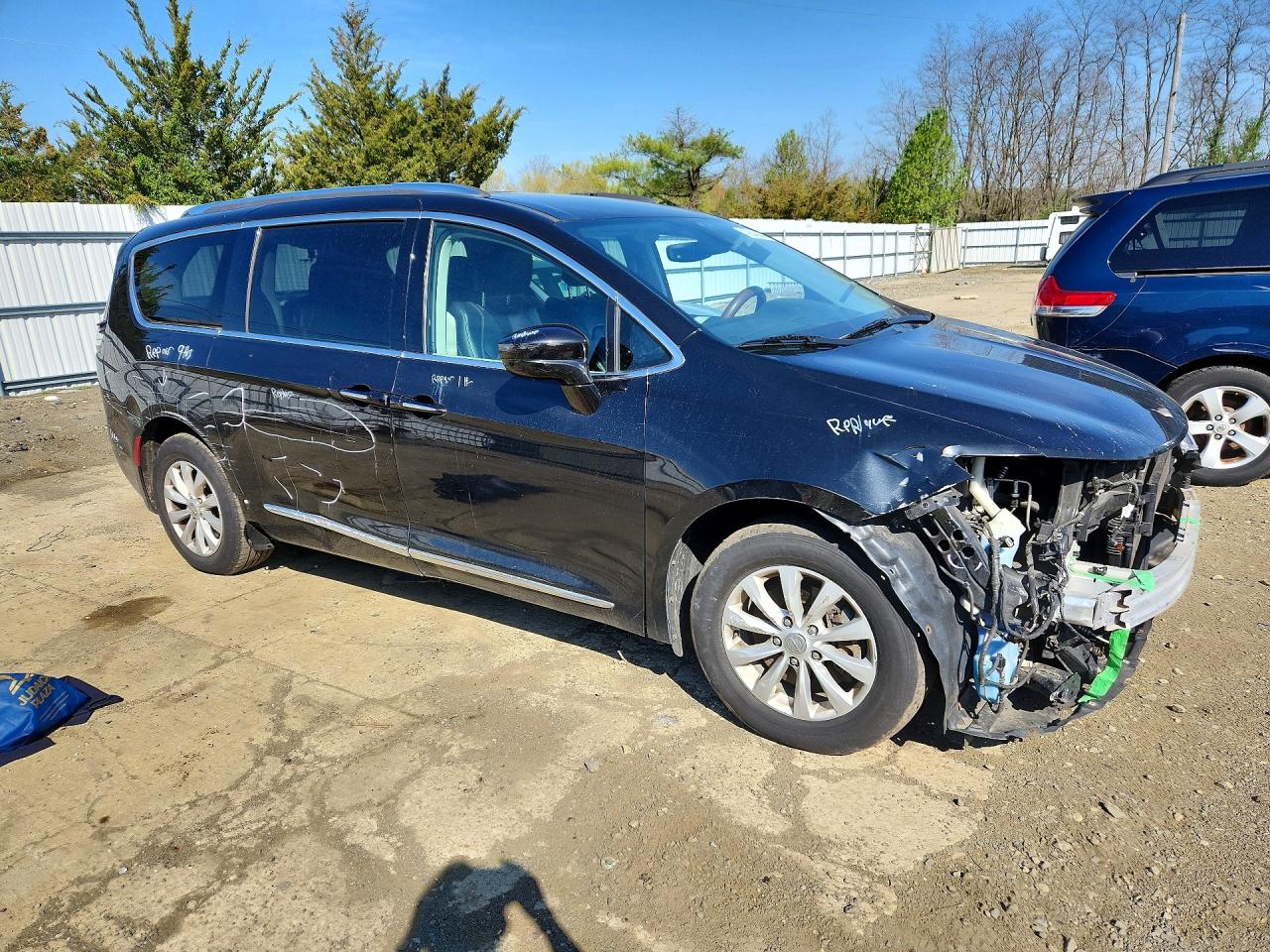 Chrysler Pacifica Touring L
