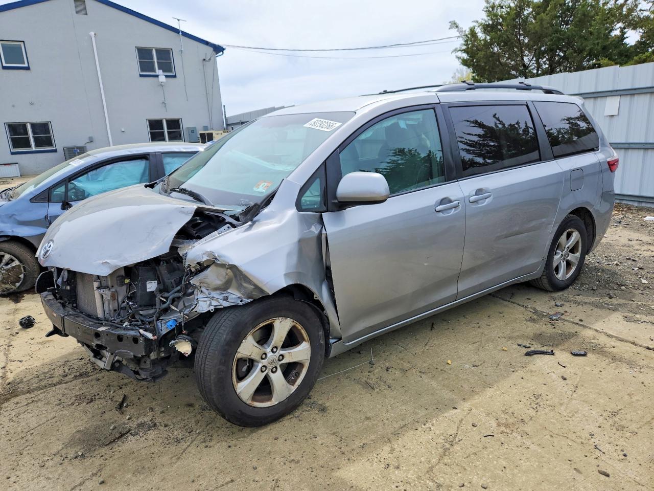 Salvage Toyota Sienna Image