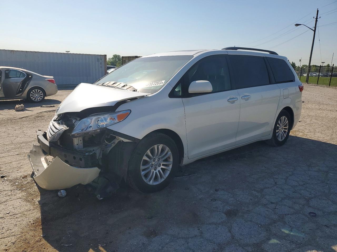 Salvage Toyota Sienna Image