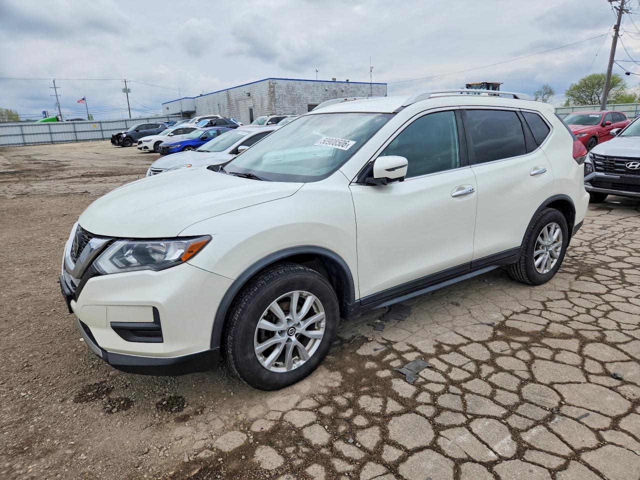 Salvage Nissan Rogue Image