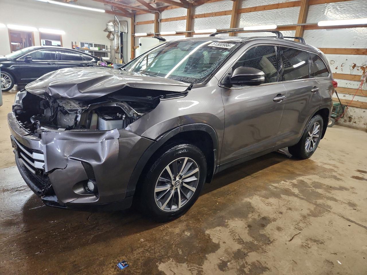 Salvage Toyota Highlander Image