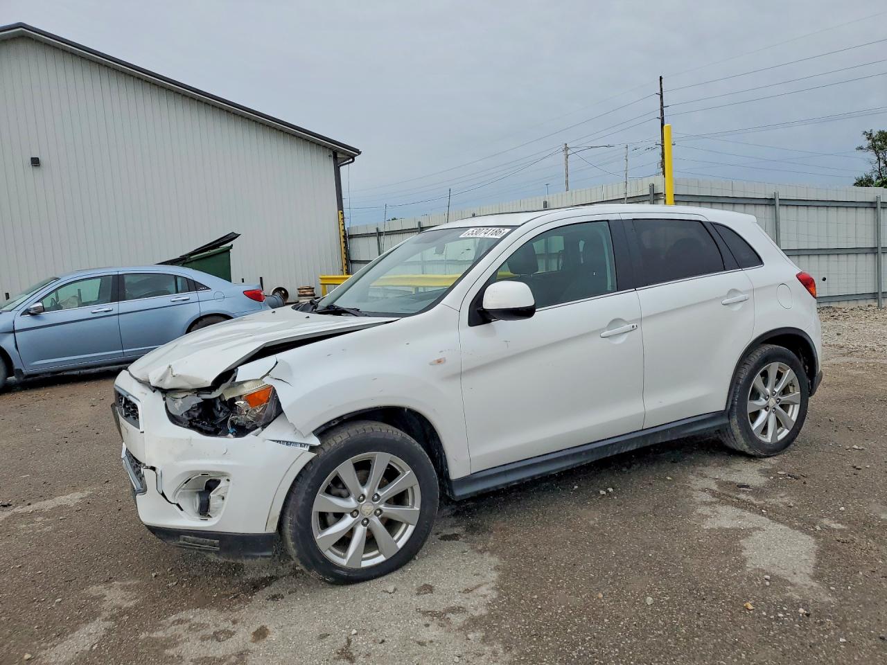 Salvage Mitsubishi Outlander Image