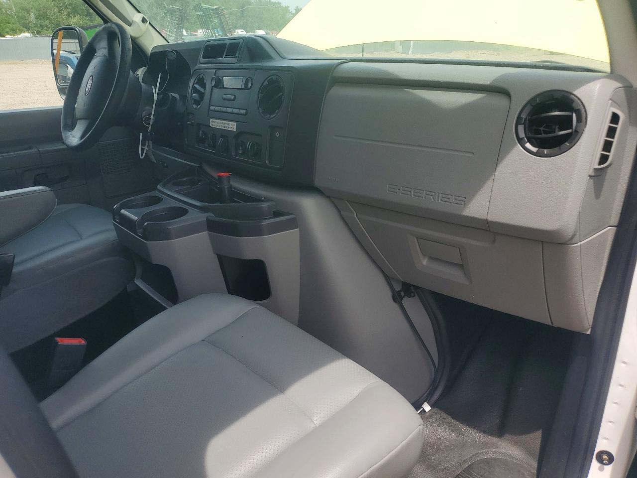 Ford Econoline E450 Super Duty Cutaway Van