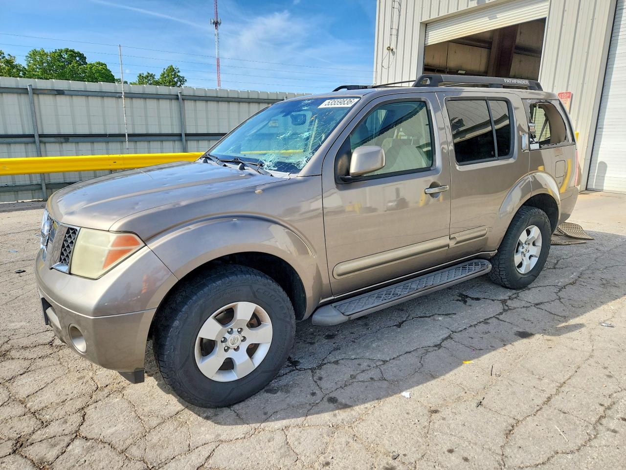 Salvage Nissan Pathfinder Image