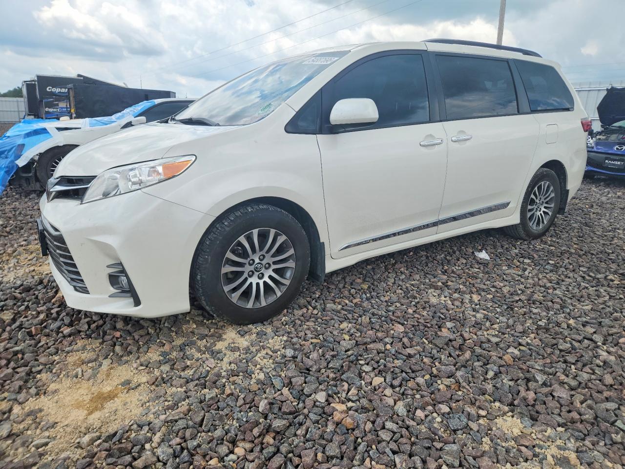 Salvage Toyota Sienna Image