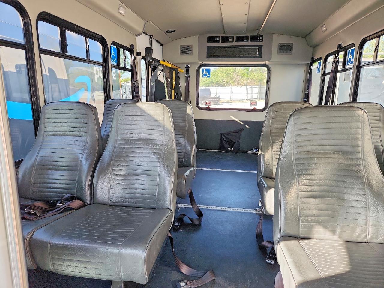 Ford Econoline E350 Super Duty Cutaway Van